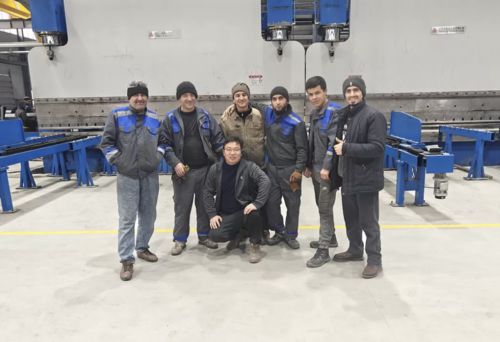 Jüngste Firmenblogs über Revolutionierende Bogen von Blechmetall mit der CNC Tandem Hydraulic Press Brake Modell: 2-WE67K-650/6500