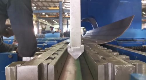 Jüngste Firmenblogs über Case Study: Successful Partnership with a Vietnamese Client for Custom CNC Hydraulic Press Brake