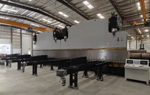 Jüngste Firmenblogs über Einführung der 650-Tonnen-Tandem-CNC-Hydraulik-Abkantpresse für die Herstellung von Lichtmasten und hohen Masten
