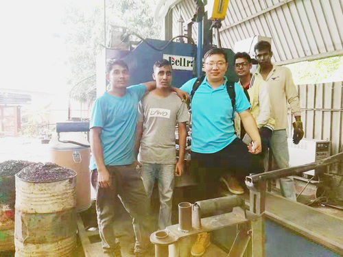 Latest company news about Erhalten des hohen Lobs von Malaysia-Kunden während Installation Maschine des hellen Pfostens und von der Kommission