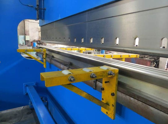 Schwere Metallbearbeitung CNC Hydraulikpresse Bremse mit 400L Ölbehälter Kapazität 200T Max. Druck und verstellbarer Schlag