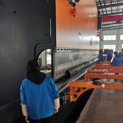 400 Tonnen CNC-Hydraulikpresse mit 8000 mm Arbeitslänge und DELEM DA53T-Steuerung