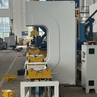 630KN Schwerkraft-Hydraulische Stangeinrichtmaschine mit 4000 mm Verarbeitungslänge und drahtloser Fernbedienung