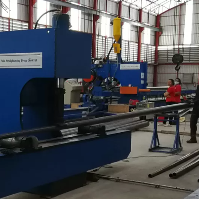 630KN Schwerkraft-Hydraulische Stangeinrichtmaschine mit 4000 mm Verarbeitungslänge und drahtloser Fernbedienung