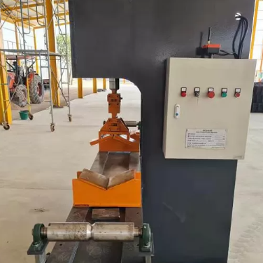 630KN Schwerkraft-Hydraulische Stangeinrichtmaschine mit 4000 mm Verarbeitungslänge und drahtloser Fernbedienung