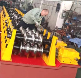 Zwei Wellen-und drei Wellen-Landstraßen-Leitschienen-Rolle, die Maschine bildet