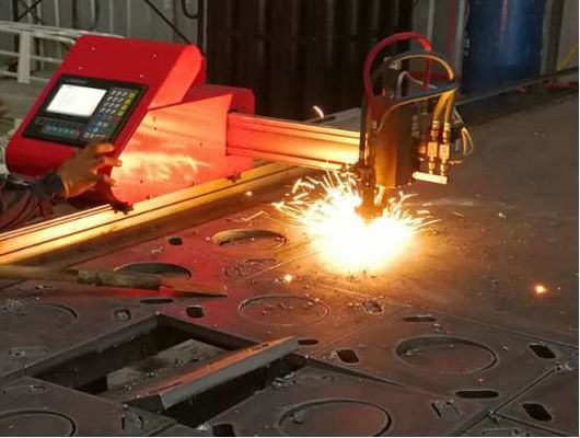 Tragbare Brennschneiden-Maschine CNC, heller Pole-Maschine, zum heller Grundplatte Polen zu schneiden